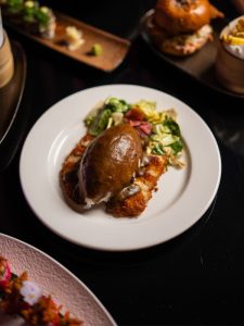 Crispy chicken with gravy and salad